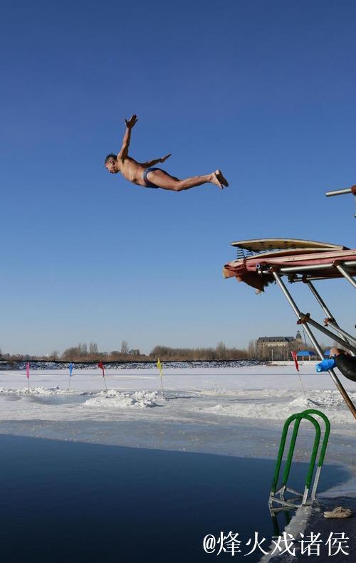 抚顺浑河畔332名中外泳士冬泳竞技，上演冰与火的较量