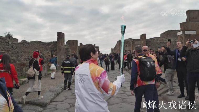 成龙助力米兰-科尔蒂纳冬奥会火炬传递仪式 成龙助力米兰-科尔蒂纳冬奥会火炬传递仪式